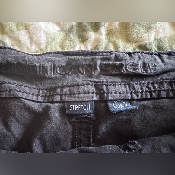 American Eagle 90’s Boyfriend Cargo Shorts - Picture 3 of 4